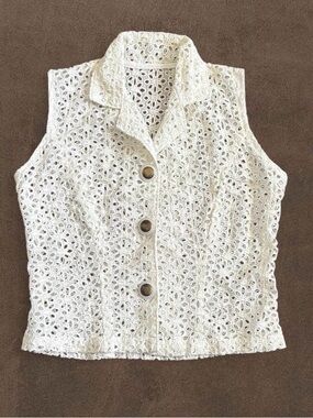 Sleeveless White Lace Button-up